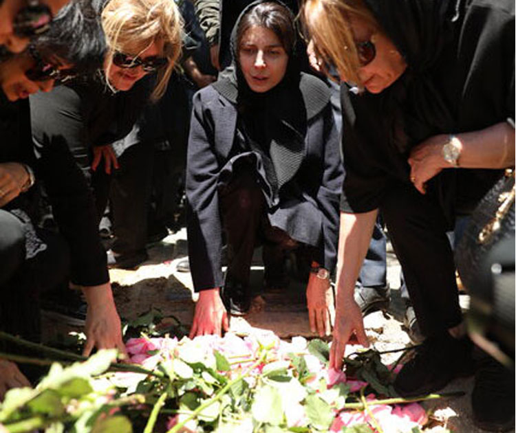 لیلا حاتمی در مراسم خاکسپاری مادرش